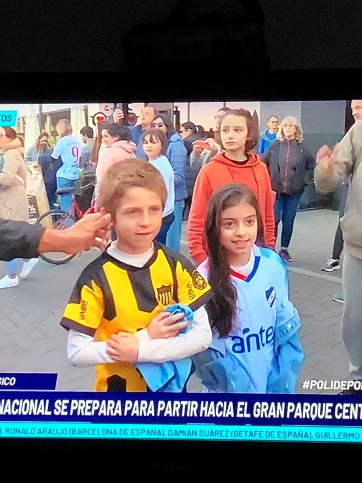 Le fan de Peñarol, accompagné d'une fan de Nacional.