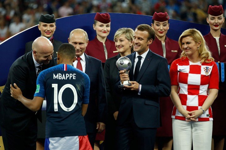 Emmanuel Macron a remis à Mbappé le prix du meilleur joueur de moins de 21 ans à Russie 2018 (Photo : AFP).