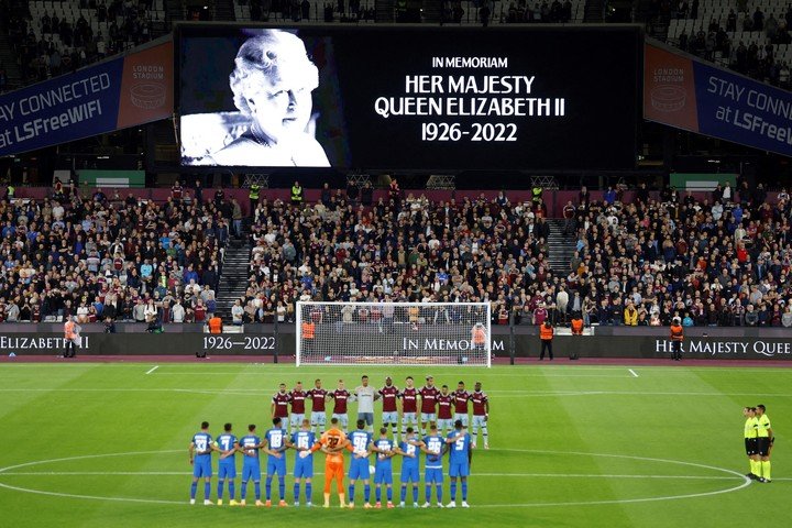 Les joueurs de West Ham United et de FCSB pendant la minute de silence pour la Reine. Reuters/Peter Cziborra