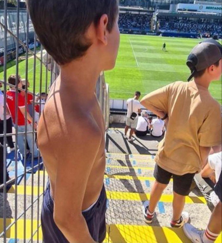 Le garçon a été forcé de regarder le match sans sa chemise.