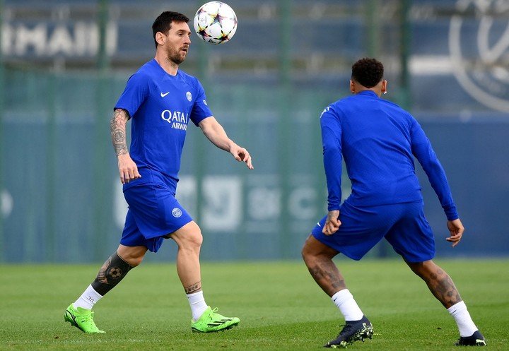 Messi et le ballon (Photo de FRANCK FIFE / AFP)