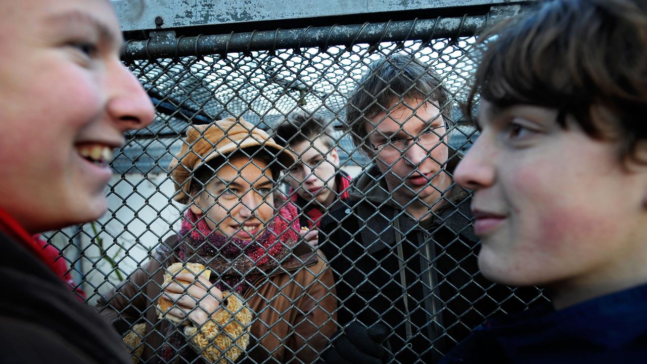 En 2008, M. Van Lienden (à droite) a fait campagne contre les heures d'attente en photographiant des étudiants dans des enclos pour animaux à ARTIS.