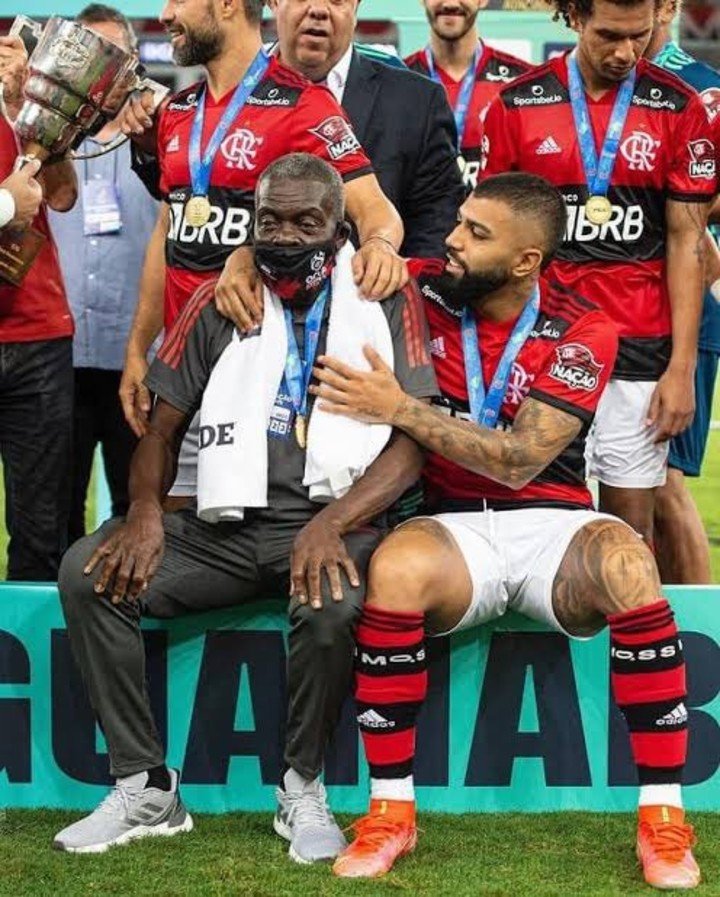 Le masseur de Flamengo Denir avec Gabigol (Photo : @OfficialSala12).