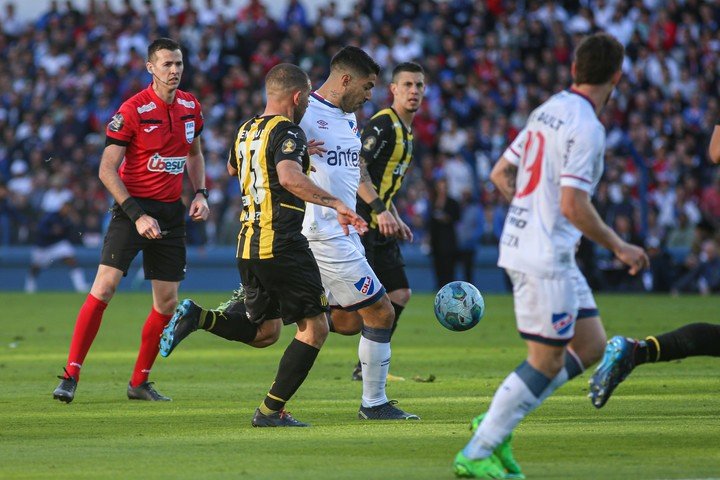 Luis Suarez a porté le score à 2-0 pour le Nacional lors du Superclásico d'un tir du gauche de rêve (Photo : EFE).