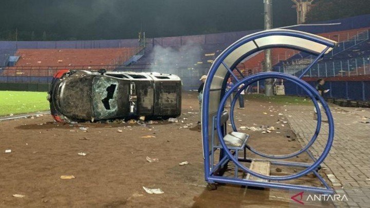Une voiture brûlée après la fin des émeutes.