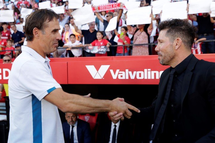 La salutation entre Lopetegui et Simeone avant le match.