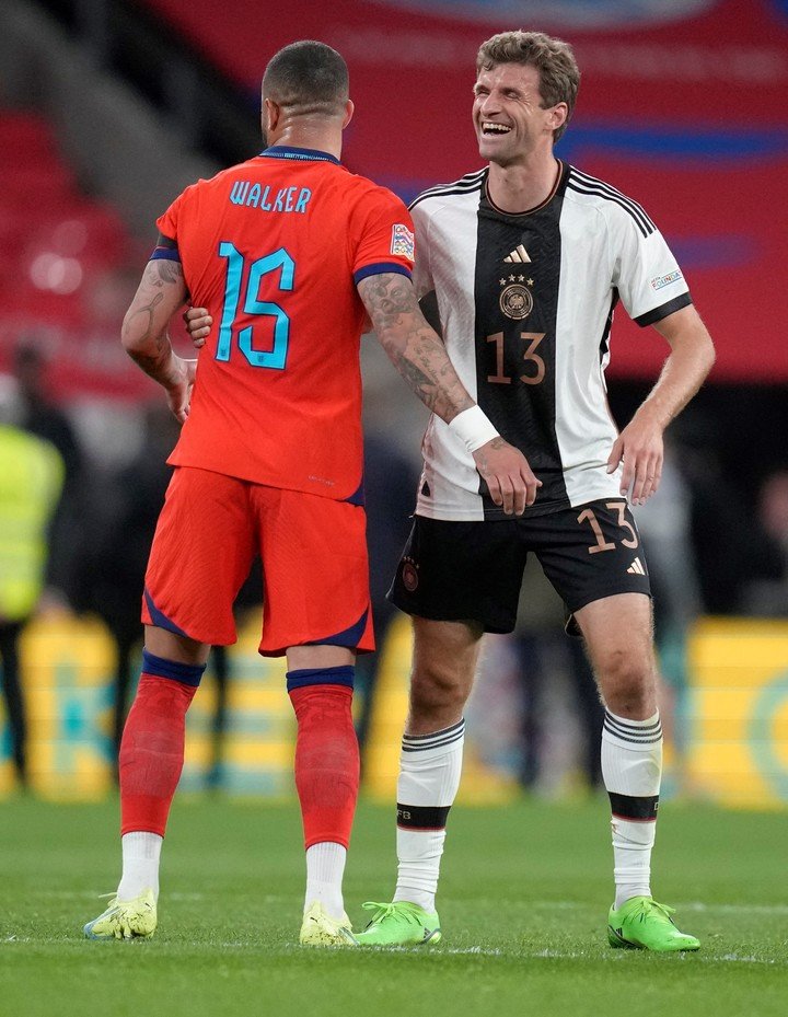 Kyle Walker aux côtés de Thomas Muller lors du match de la Ligue des Nations de l'UEFA (Photo : AP).