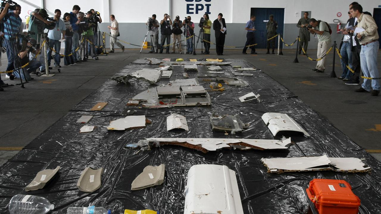 Des débris du vol de la catastrophe sont exposés dans un hangar au Brésil.