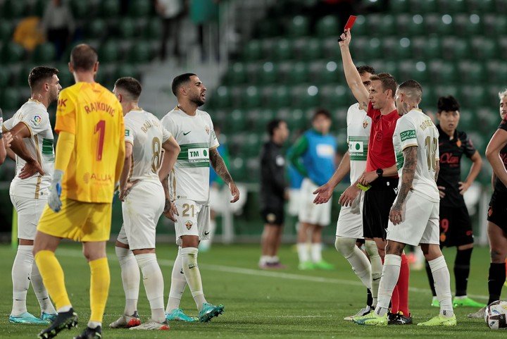 L'arbitre Pizarro Gómez montre un carton rouge à Lucas Boyé.