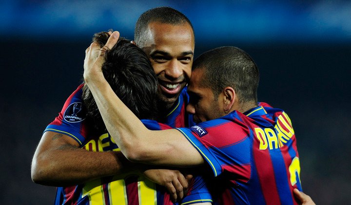 Messi et Dani Alves aux côtés de Henry à l'époque du FC Barcelone (Photo : AP).