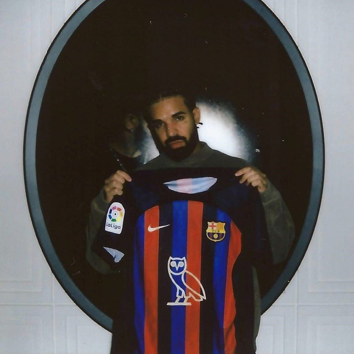 Drake a posé avec le maillot qui portera son logo (Photo : FC Barcelona Press).