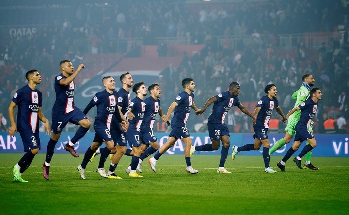 La célébration avec la foule des 11 joueurs du PSG qui se sont retrouvés sur le terrain (REUTERS).