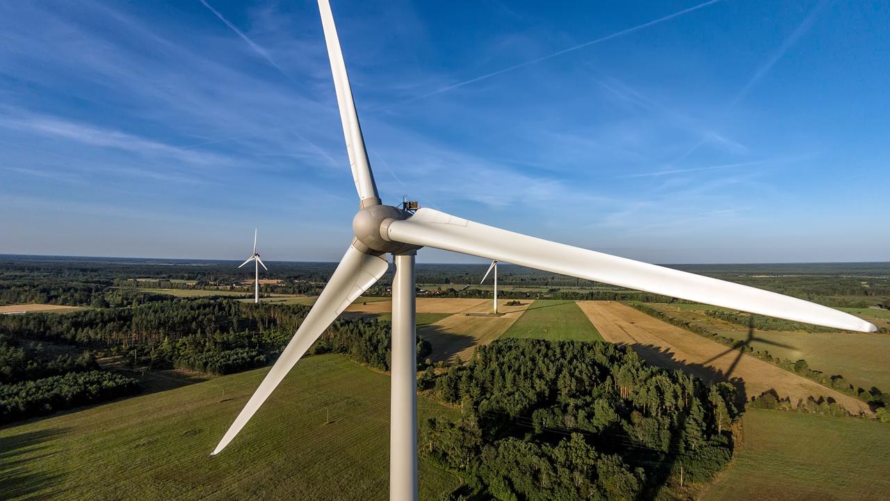 Un parc éolien en Estonie. Grâce à une taxe spéciale, les résidents locaux devraient également en bénéficier.
