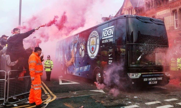 C'était la troisième fois que l'équipe de Manchester était attaquée sur Merseyside (Photo : The Guardian).