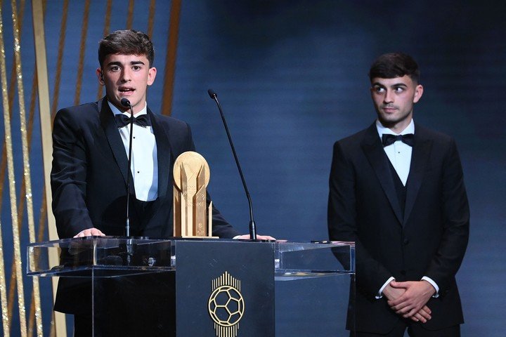 Pedri a remis le prix à son coéquipier Gavi (Photo par FRANCK FIFE / AFP).