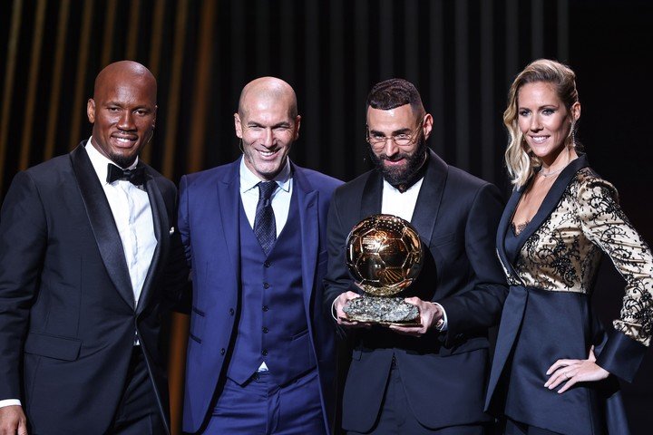Karim avec Zidane, Drogba et le présentateur TV.