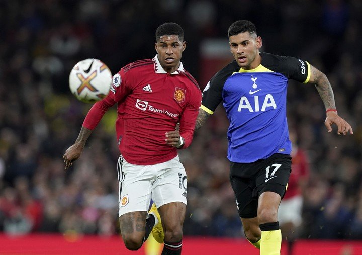 Romero court avec Rashford (efe).