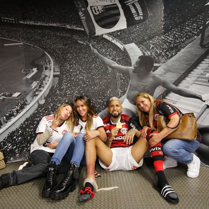 Vidal, avec sa famille, la médaille du vainqueur et une jambe droite douloureuse.