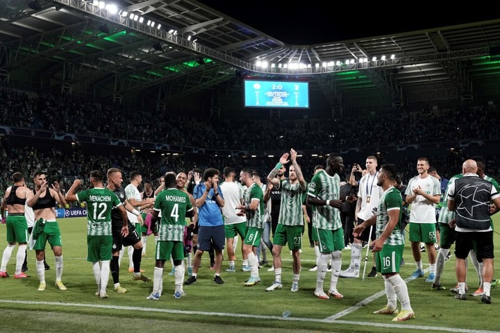 Les joueurs du Maccabi Haifa célébrant leur victoire sur la Juve (AP).