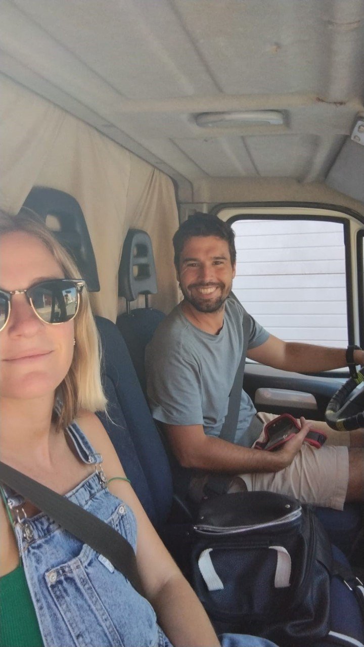 Federico et Justina, les Argentins qui se rendent au Qatar par voie terrestre.
