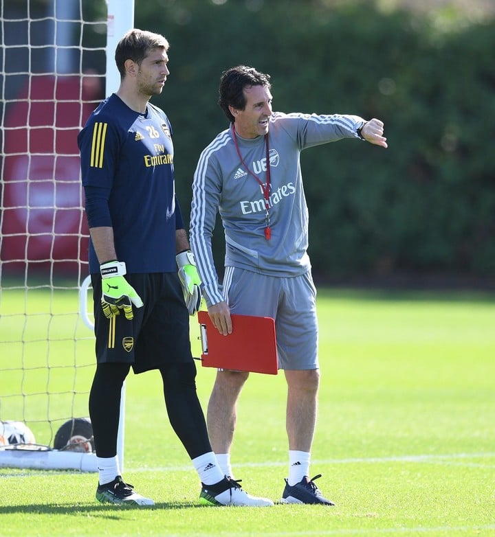 Emiliano avec le DT Unai Emery à un entraînement d'Arsenal.