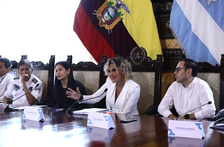 La maire de Guayaquil, Cynthia Viteri, a donné une conférence de presse avec les détails de la finale. Photo : API