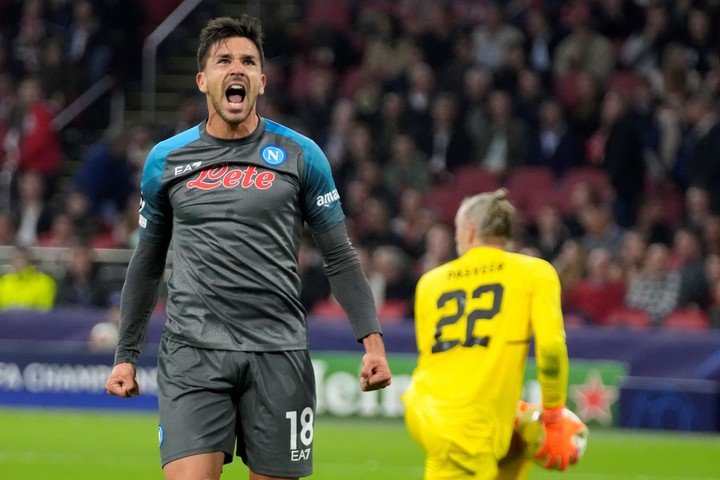 Giovanni Simeone a marqué le sixième but pour sceller la victoire de Naples sur l'Ajax. (AP)