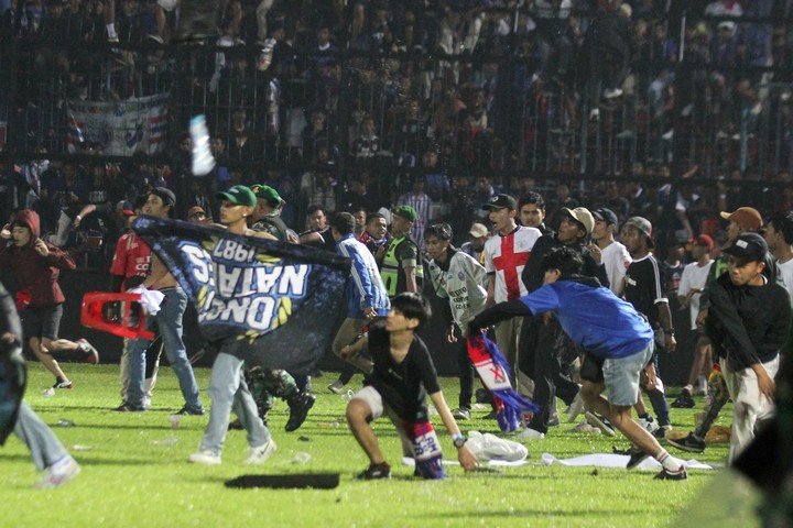 Les supporters du Arema FC entrant sur le terrain (Antara Foto/Ari Bowo Sucipto/via REUTERS)