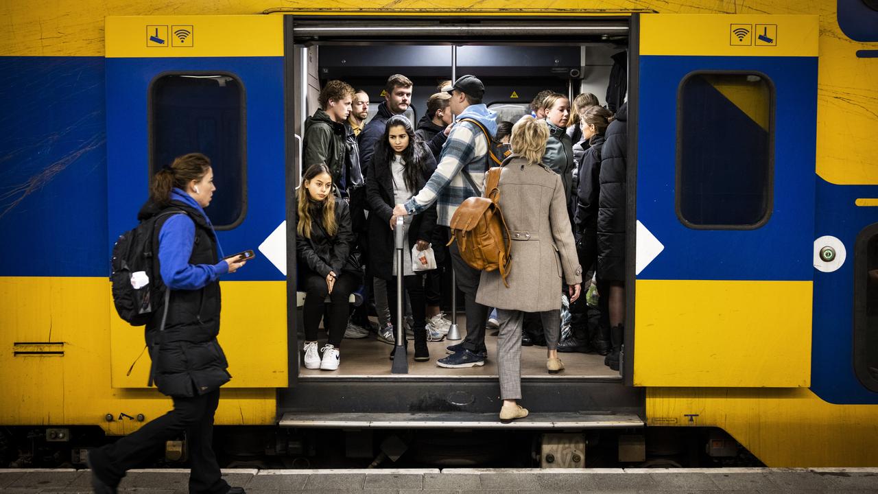 Des voyageurs tentent d'obtenir une place dans un train bondé à l'heure de pointe du matin, le 11 octobre, à Utrecht Centraal.