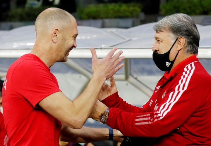 Martino avec l'entraîneur américain Berhalter (REUTERS/Henry Romero)