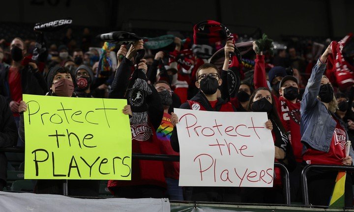 "Protégez les joueurs", peut-on lire sur la pancarte des supporters.