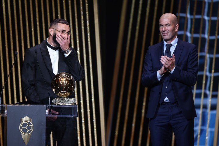 Zidane a remis le prix à Benzema lundi (EFE/EPA/Mohammed Badra).