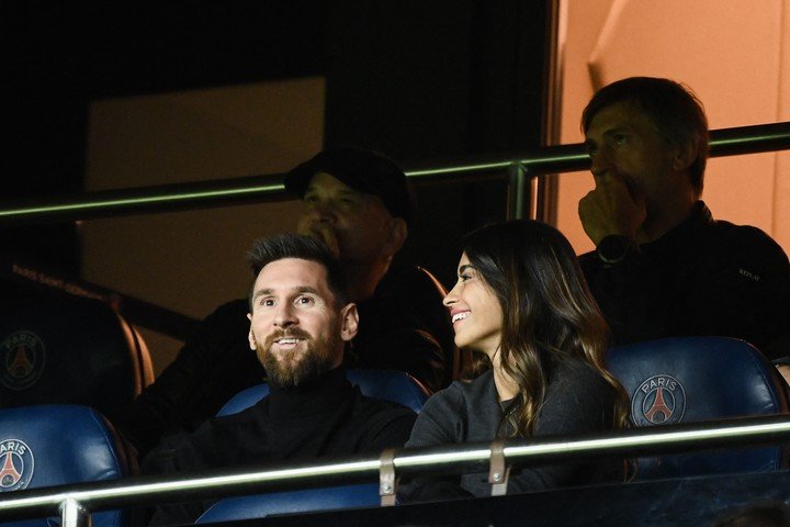 Leo a regardé le match aux côtés d'Antonela dans une loge. À Paris, on espère qu'il sera là dimanche pour le derby..... (AFP).