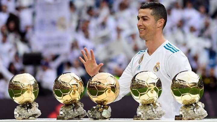 Ronaldo exhibe ses cinq Ballons d'Or au Santiago Bernabeu (Photo : @realmadrid).