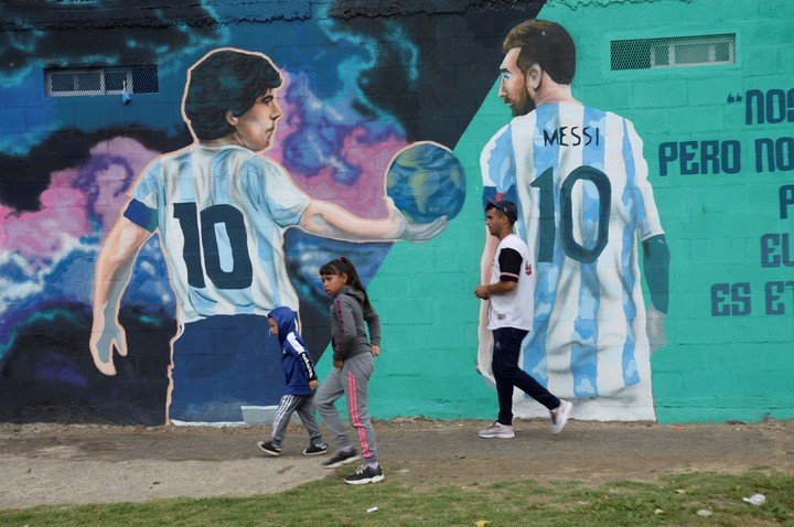 Une peinture murale de Diego et Messi à Villa Fiorito.