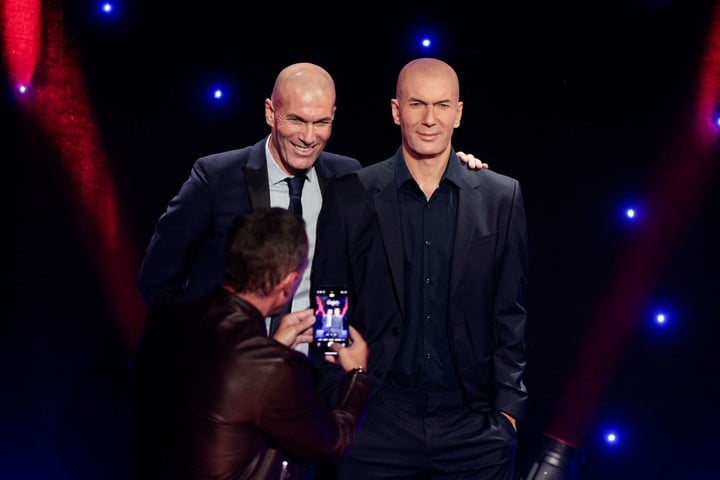 Zidane et sa nouvelle statue (Photo : AFP)